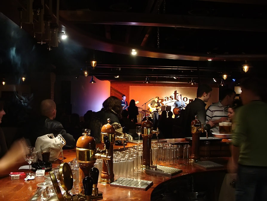 Bastion Pub na Trnavskom mýte patrí k najväčším reštauráciám so živou hudbou <br>